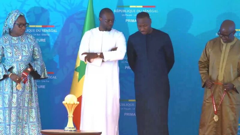 Présentation trophée CAN : Voici comment Sonko vit les matchs des Lions. Revivez le Direct