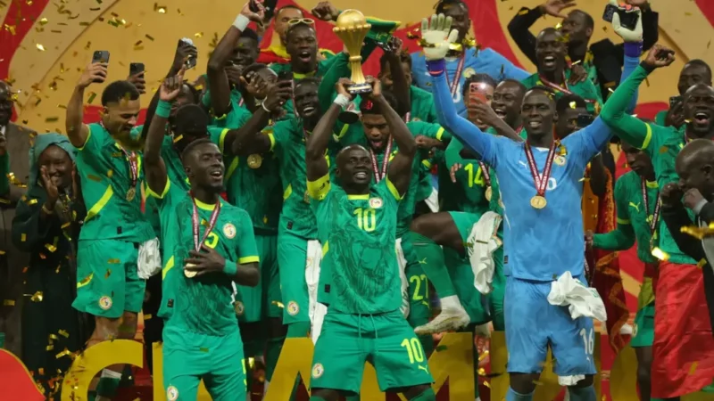 Des coulisses au trophée : le parcours des Lions à la CAN 2025 bientôt à l’écran