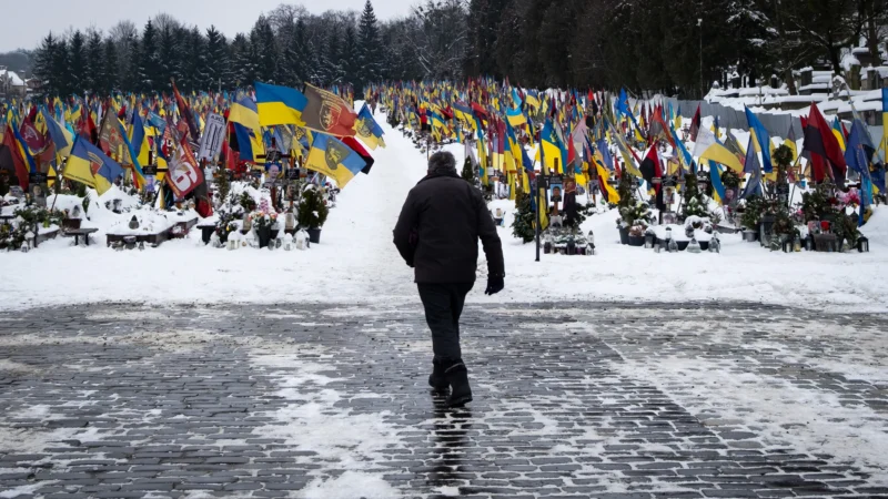 Face à l&rsquo;extension forcée des cimetières de Lviv, le bilan total des victimes estimé par Washington qui atteint un niveau inédit depuis la Seconde Guerre mondiale