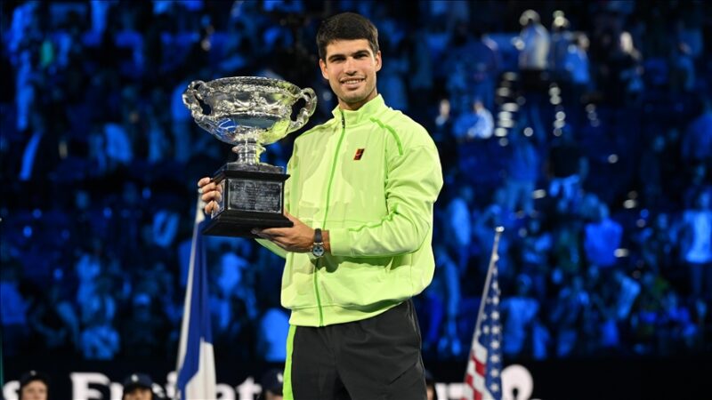Sacre à Melbourne face à Djokovic : La performance inédite qui installe Carlos Alcaraz dans l&rsquo;histoire de l&rsquo;ère Open