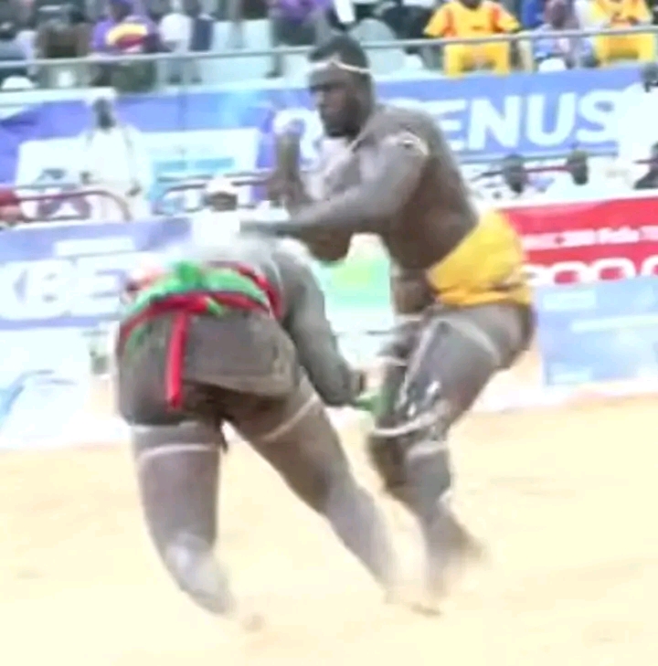 Arène nationale : Thiatou Yoff bat Fils de Balla par KO. Regardez !