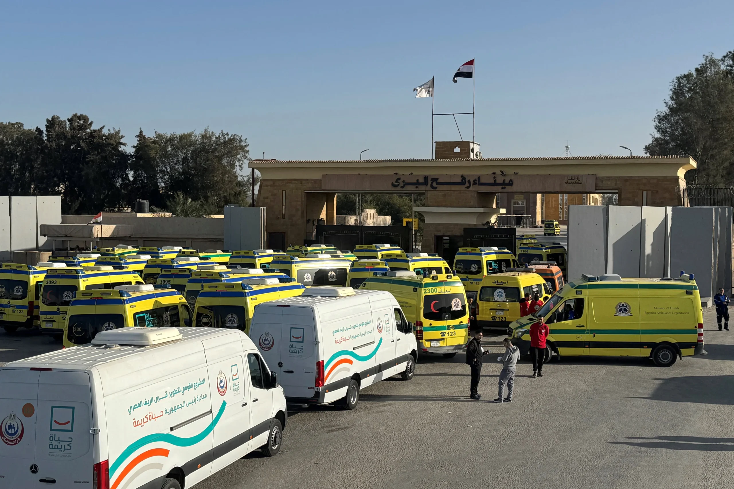 Des ambulances en attente et des observateurs européens actent la fin du blocus total à Rafah