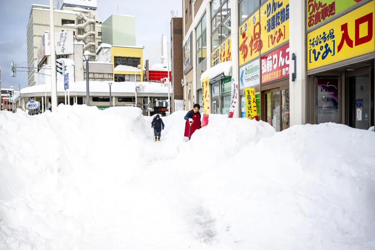 Des niveaux de neige inédits depuis quatre décennies au Japon forcent le déploiement de l&rsquo;armée face à un bilan humain critique