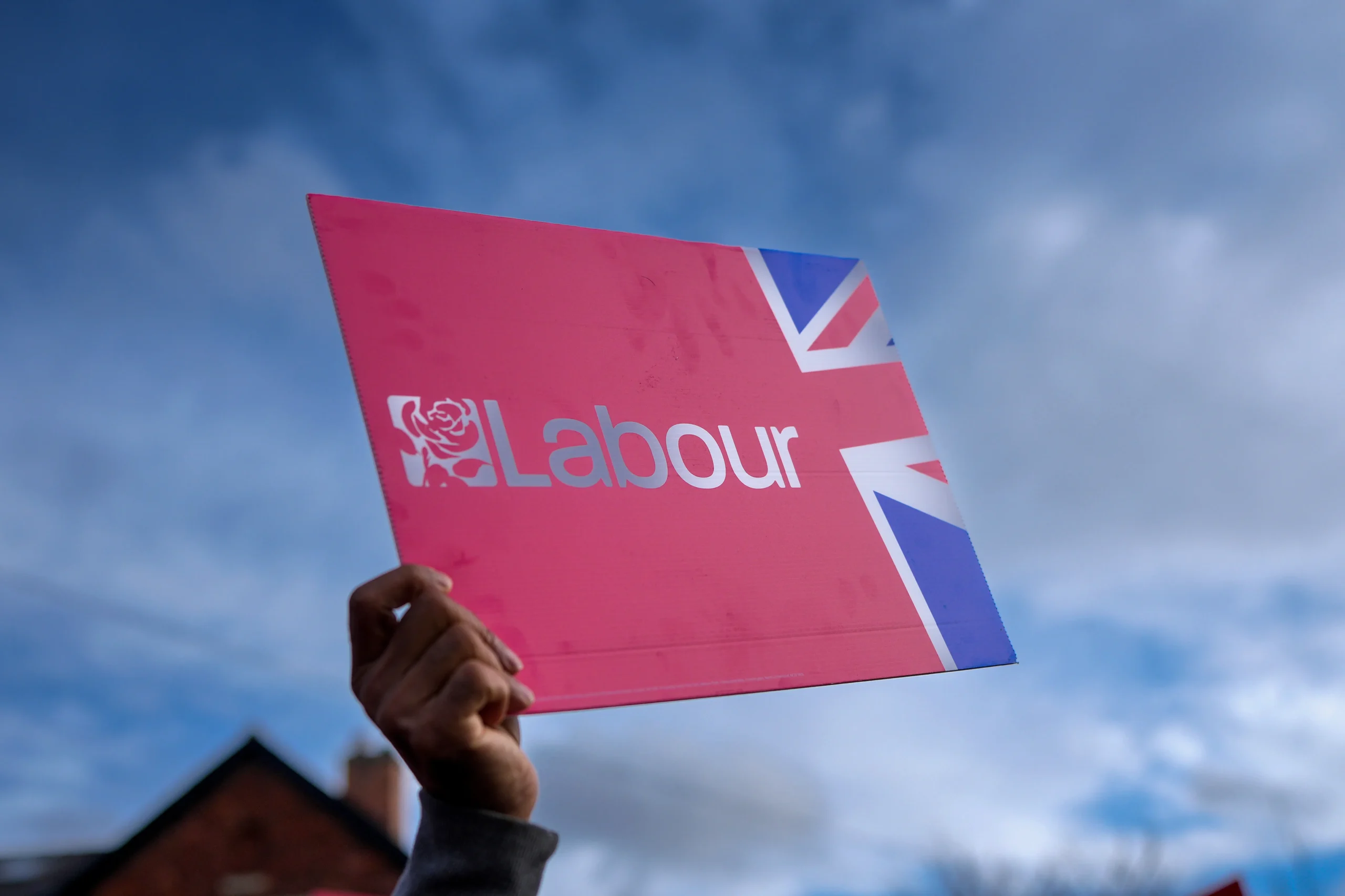 Disputée par onze candidats au Royaume-Uni, l&rsquo;élection de Gorton and Denton qui mesure l&rsquo;ampleur du mécontentement contre le Labour