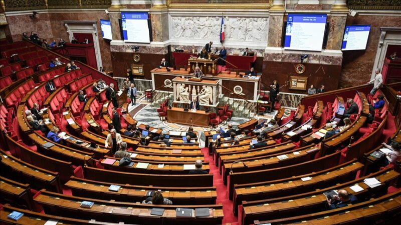 Convoqué par les députés français, Vincent Bolloré devra justifier le maintien à l&rsquo;antenne de cet animateur malgré sa condamnation judiciaire