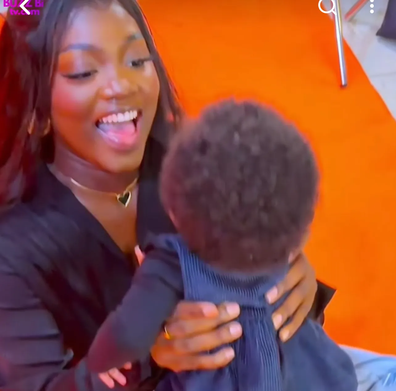 Auprès de sa communauté, le cliché symbolique choisi par Ndeye Marie Karma pour introduire le nouveau membre de sa famille
