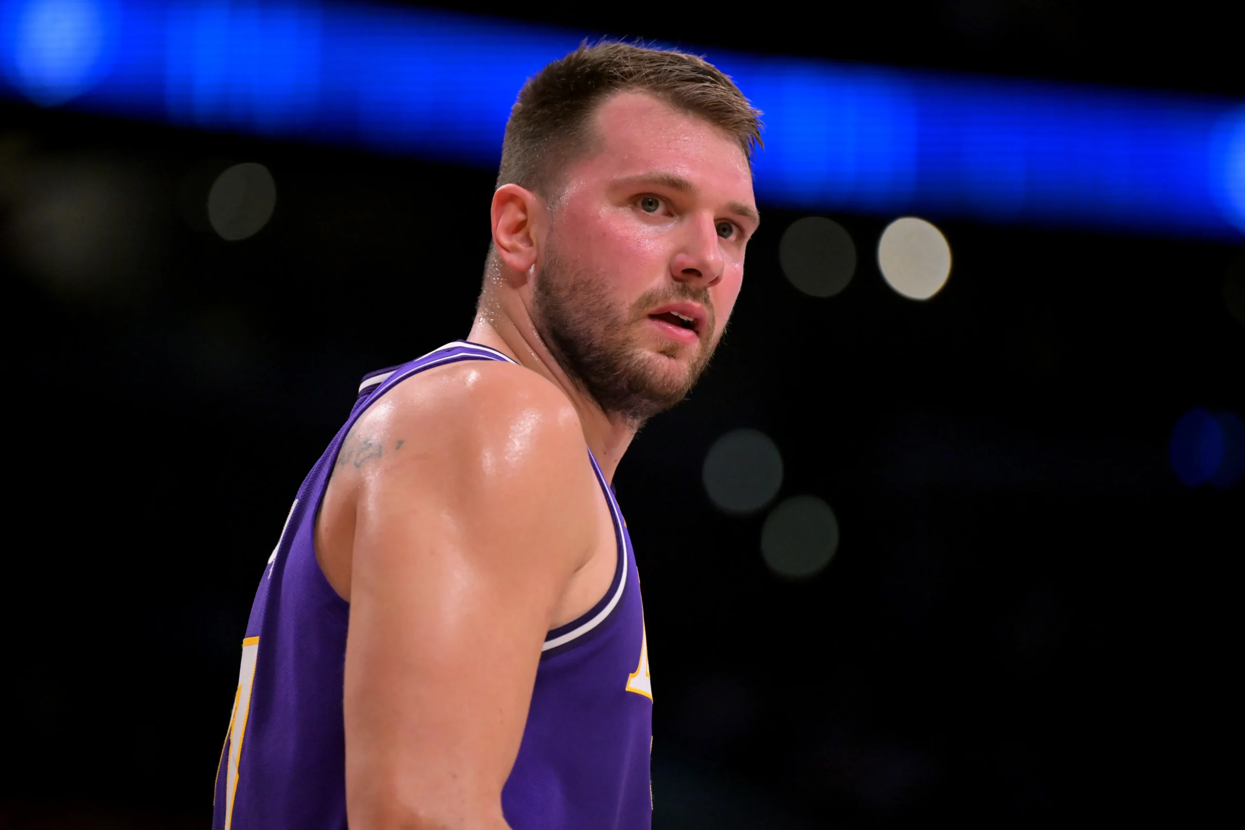 NBA : L’état de santé de Luka Doncic préoccupe les Lakers malgré leur victoire renversante contre les 76ers