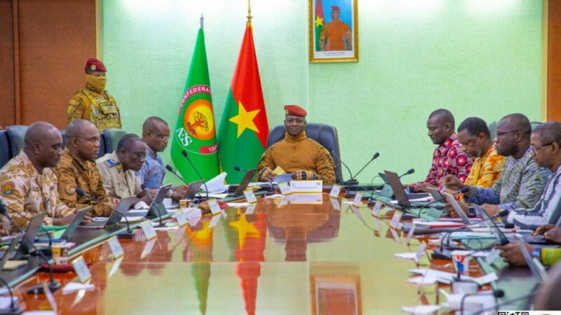 Ciblés par le comité de veille présidentiel, le sort administratif scellé pour sept agents publics au Burkina Faso