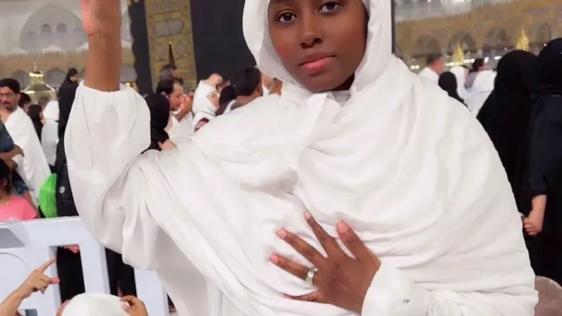 En prélude au mois béni, le cadre hautement symbolique choisi par Queen Biz pour son recueillement