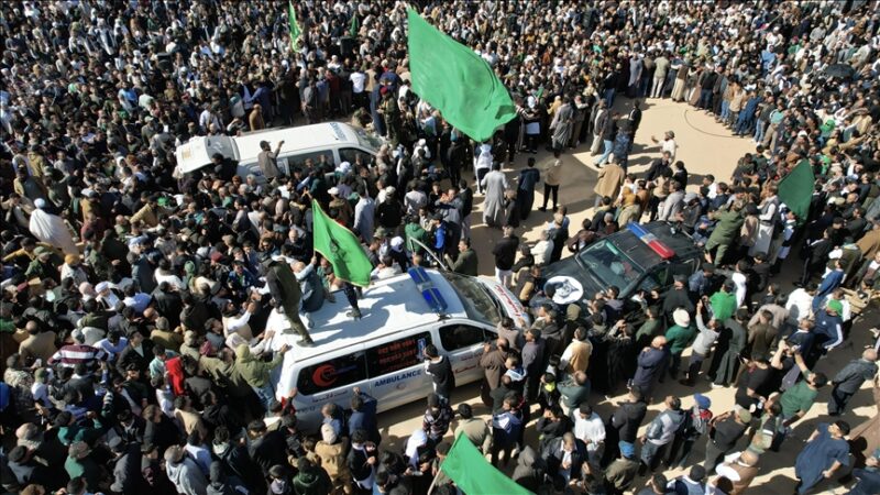 Libye : Drapeaux verts et slogans de l’ère Kadhafi, l’image marquante des obsèques de Seif al-Islam à Bani Walid