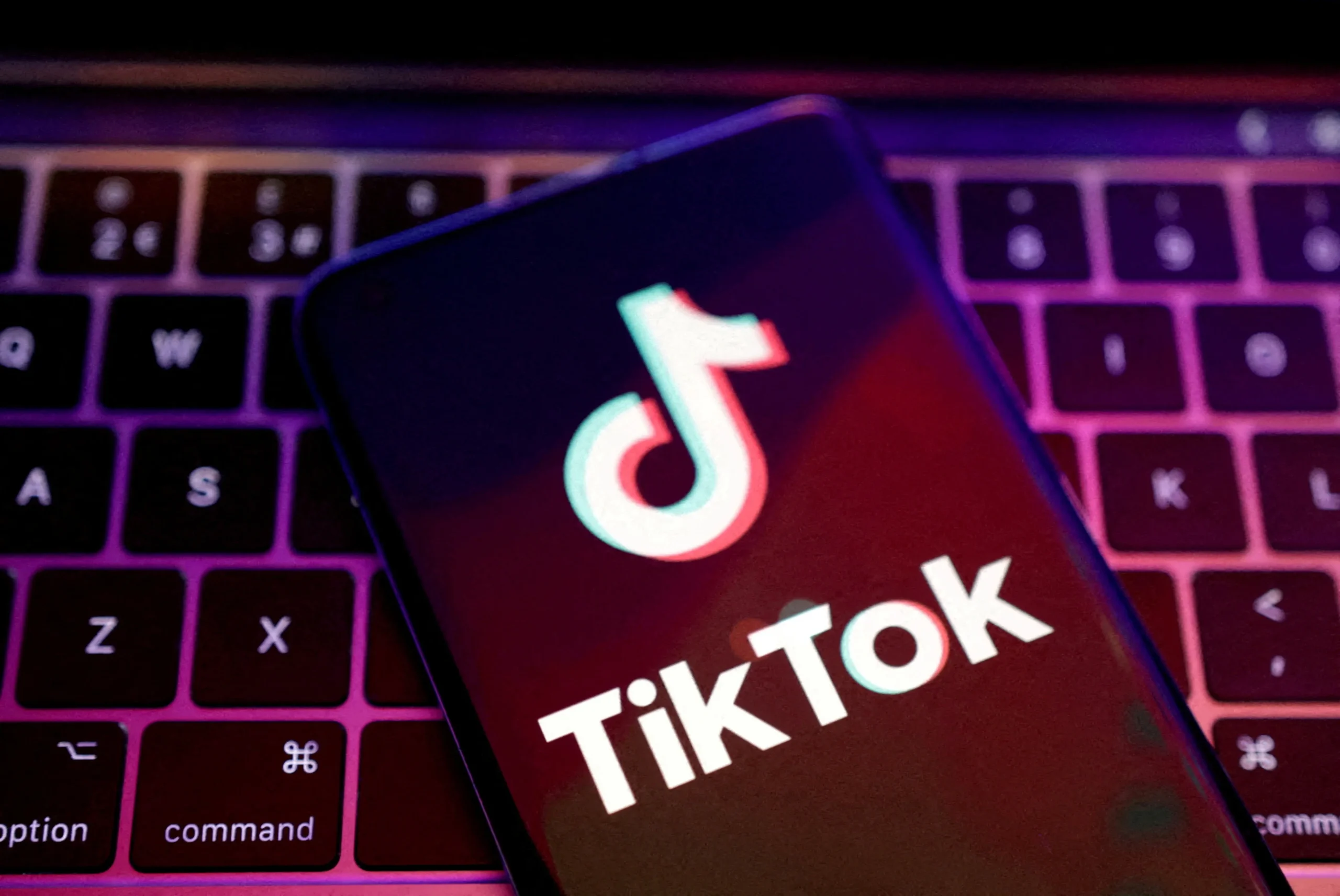 Face aux risques pour la santé mentale des jeunes, l’ultimatum technique et financier lancé par Bruxelles contre l’application chinoise