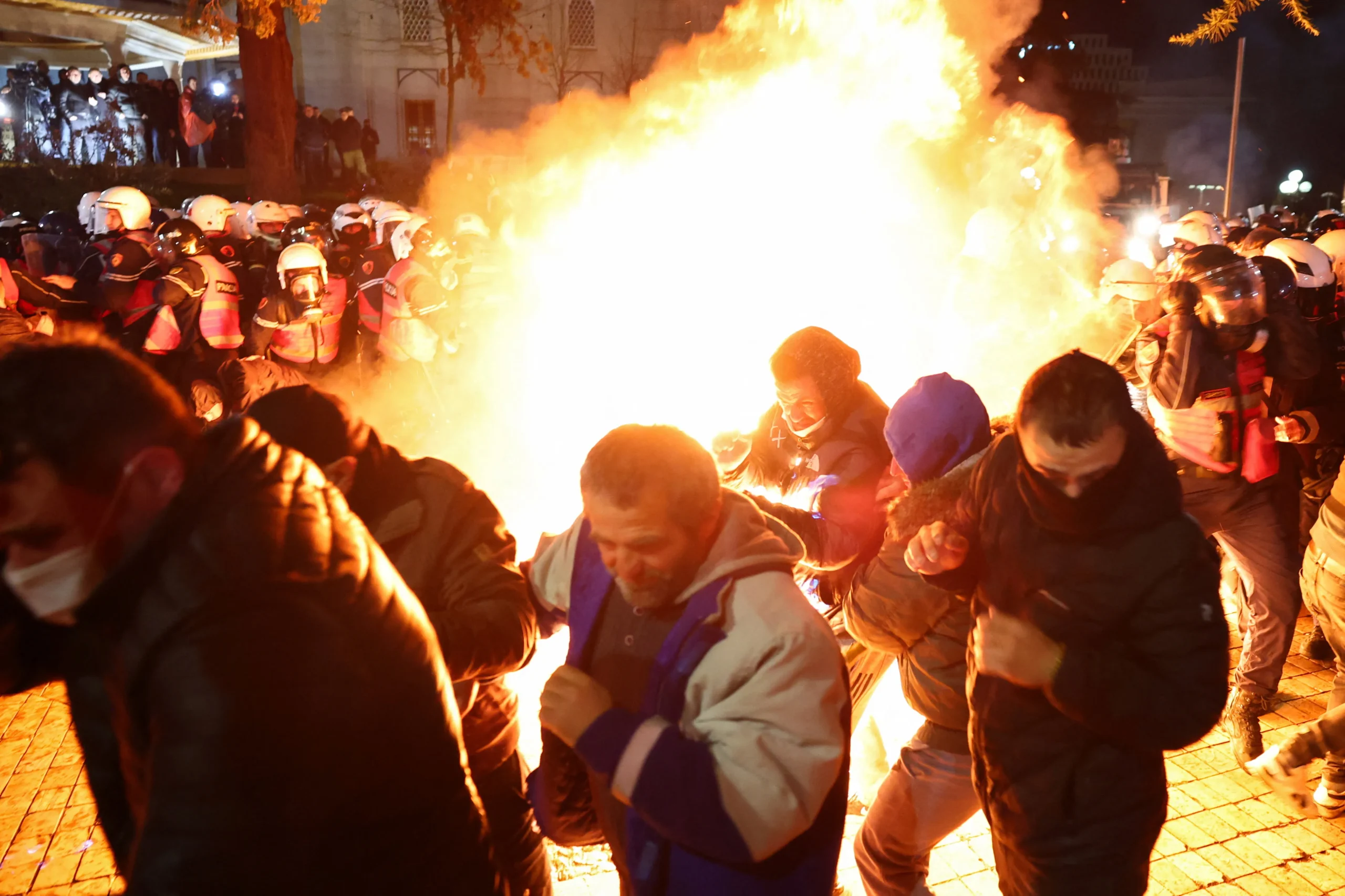 Sous les gaz lacrymogènes de Tirana, le mécanisme de corruption précis reproché à la vice-Premier ministre d’Albanie