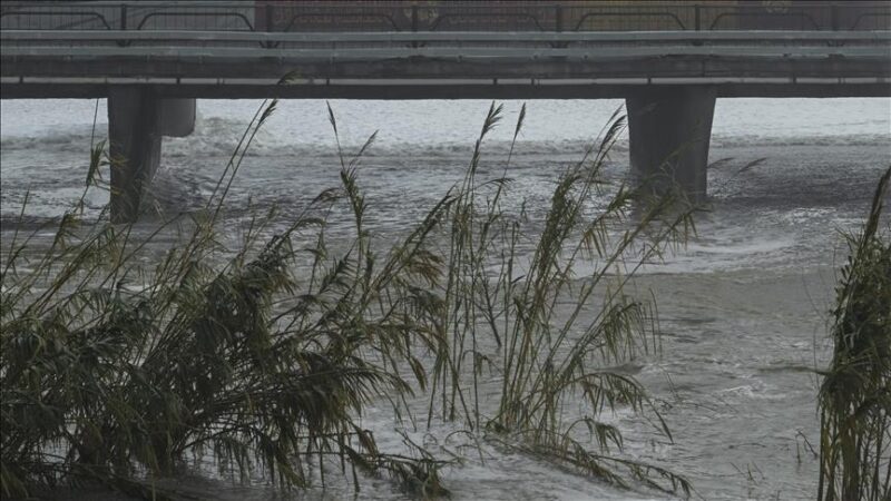 Balayée par des vents à 162 km/h, la France recense un décès et cette panne géante touchant 900 000 foyers