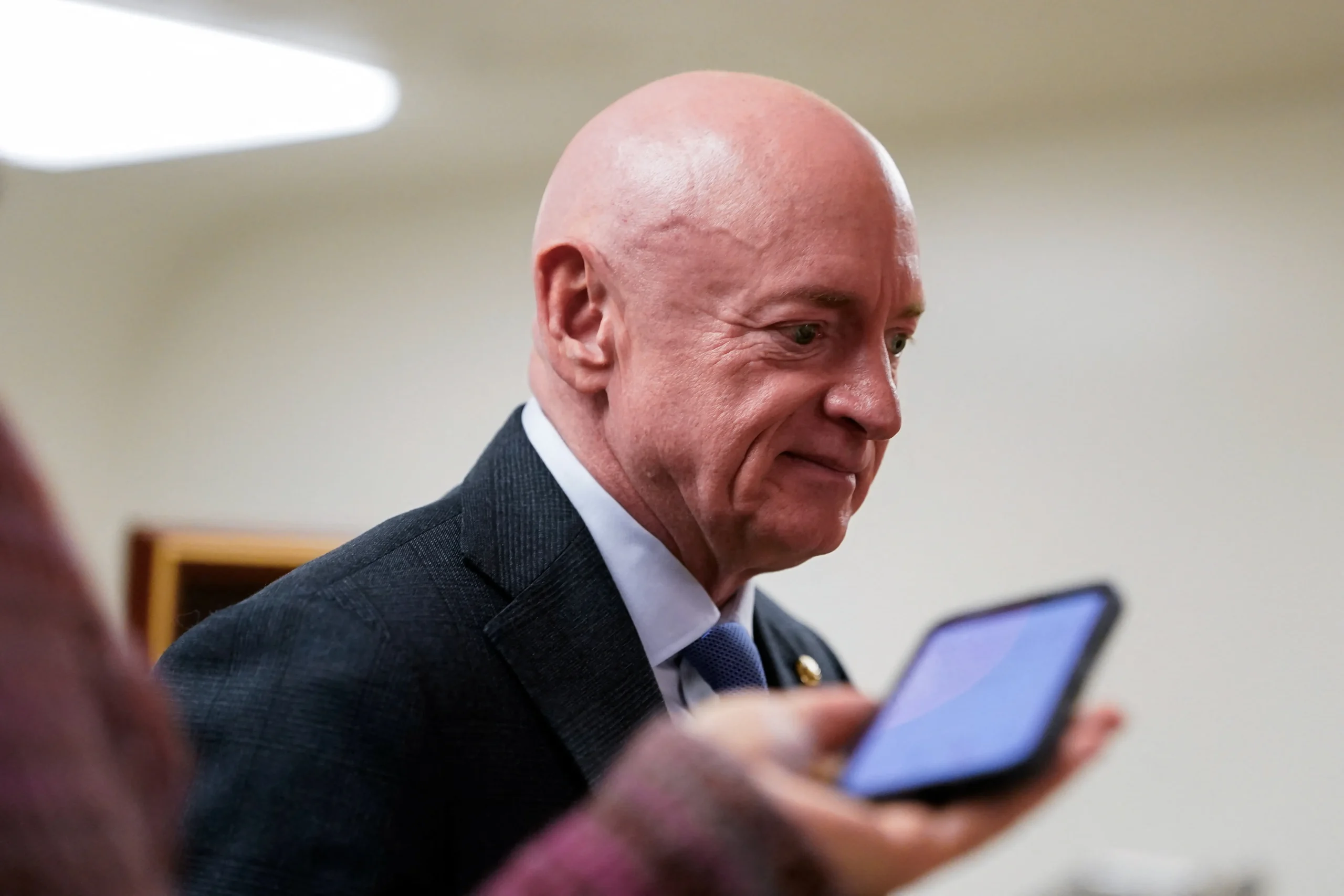 États-Unis : En voulant retirer ses titres au sénateur Mark Kelly, le Pentagone provoque cette réplique cinglante d&rsquo;un juge