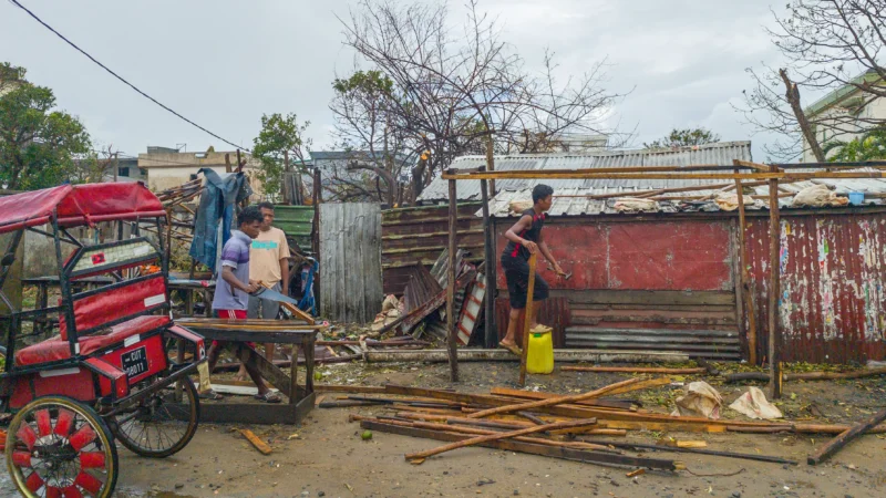 Après la destruction de 75% de la deuxième ville de Madagascar, le cyclone Gezani se dirige vers ce pays voisin