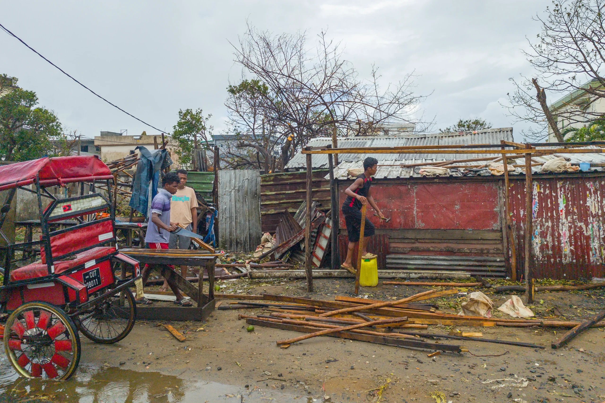 Après la destruction de 75% de la deuxième ville de Madagascar, le cyclone Gezani se dirige vers ce pays voisin