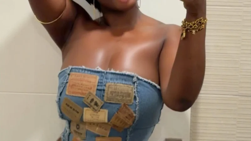 À travers un cliché devant le miroir, Mia Guissé renvoie cette image assumée qui capte l’attention