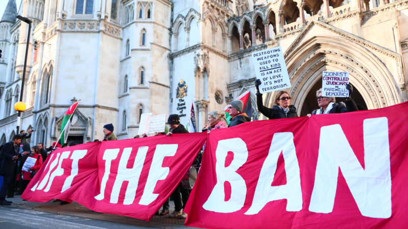 Royaume-Uni : La Haute Cour juge illégale la tentative gouvernementale de classer ce groupe militant parmi les organisations terroristes