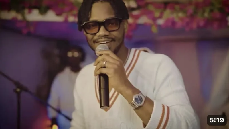 Akhlou Brick : Le duo revisite « Crazy Love » et dévoile la production visuelle qui confirme la nouvelle tonalité du morceau