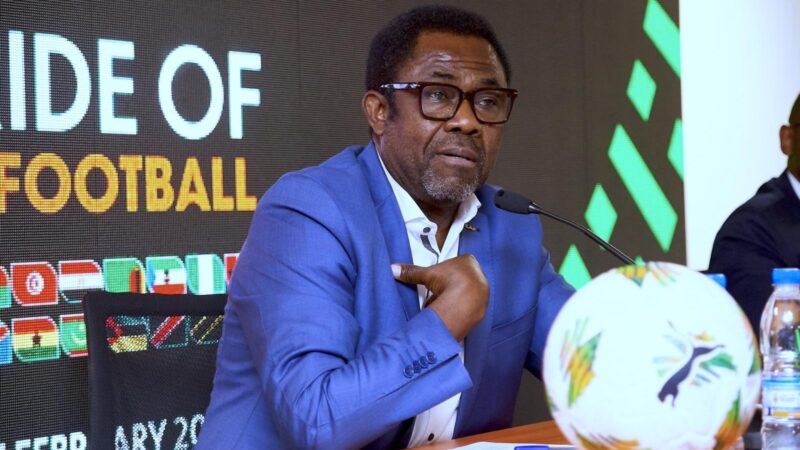 Son mandat expiré et son absence constatée, le bras droit de Patrice Motsepe voit deux successeurs potentiels émerger en coulisses