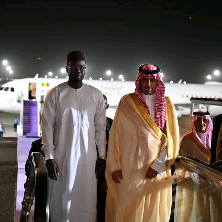 Arabie Saoudite : Ousmane Sonko accueilli par le Prince Saud Bin Jalawi à l’aéroport international Roi Abdulaziz