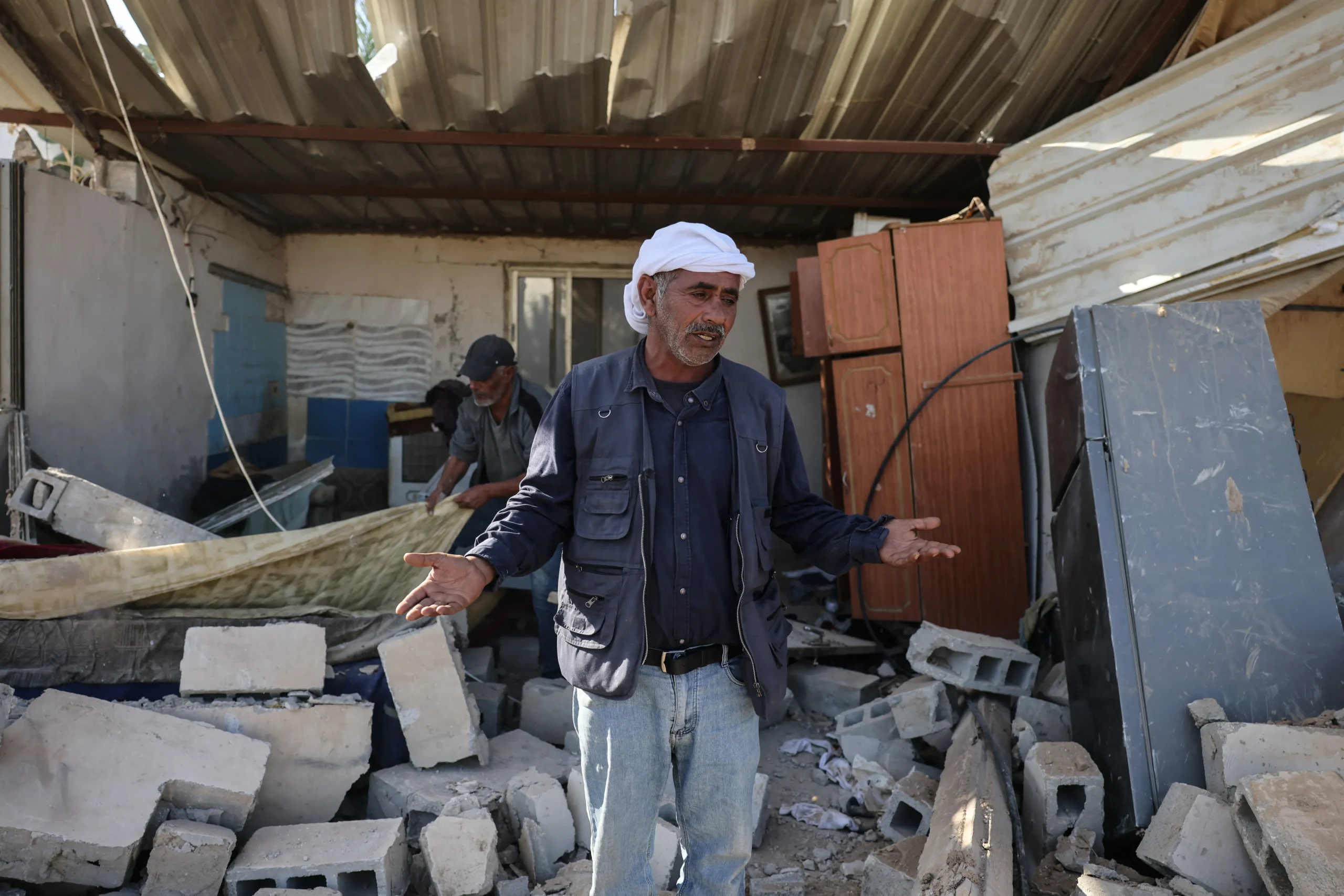 Cisjordanie : 15 familles cèdent sous la pression et exécutent une décision douloureuse concernant leurs maisons