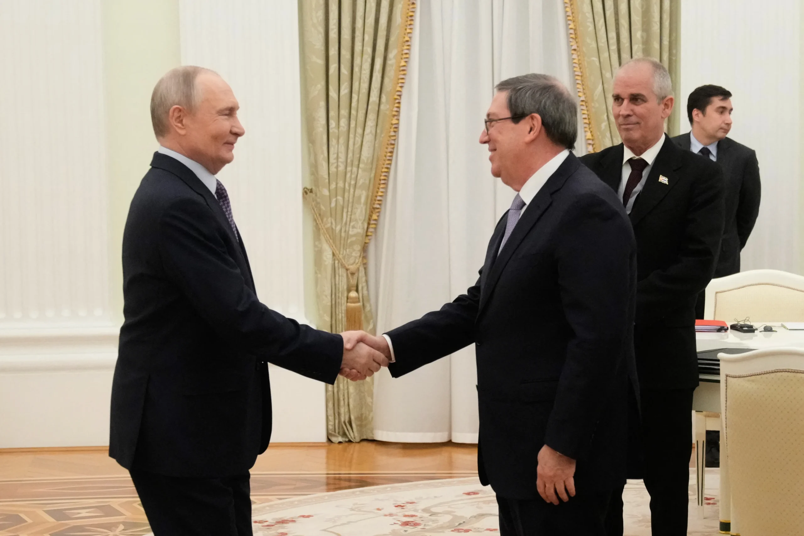 Cuba : Vladimir Poutine condamne les sanctions, mais l’inquiétude russe porte désormais sur une menace maritime bien plus radicale