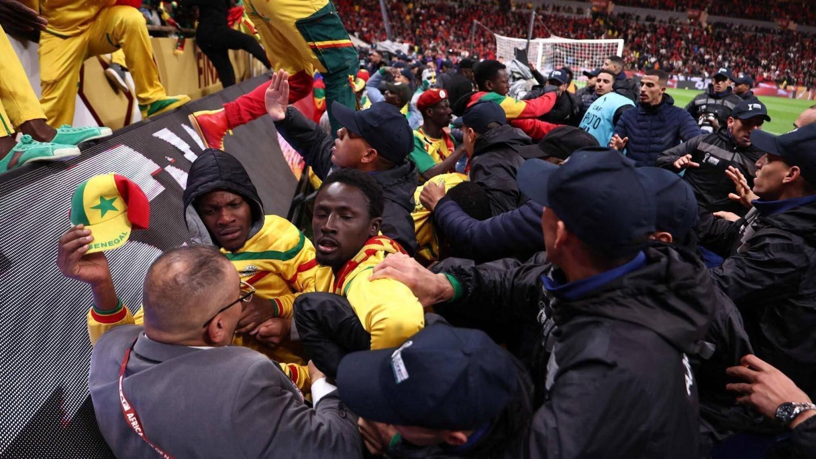 Le tribunal de Rabat rend son verdict contre les 18 supporters et provoque une scène de chaos en pleine audience