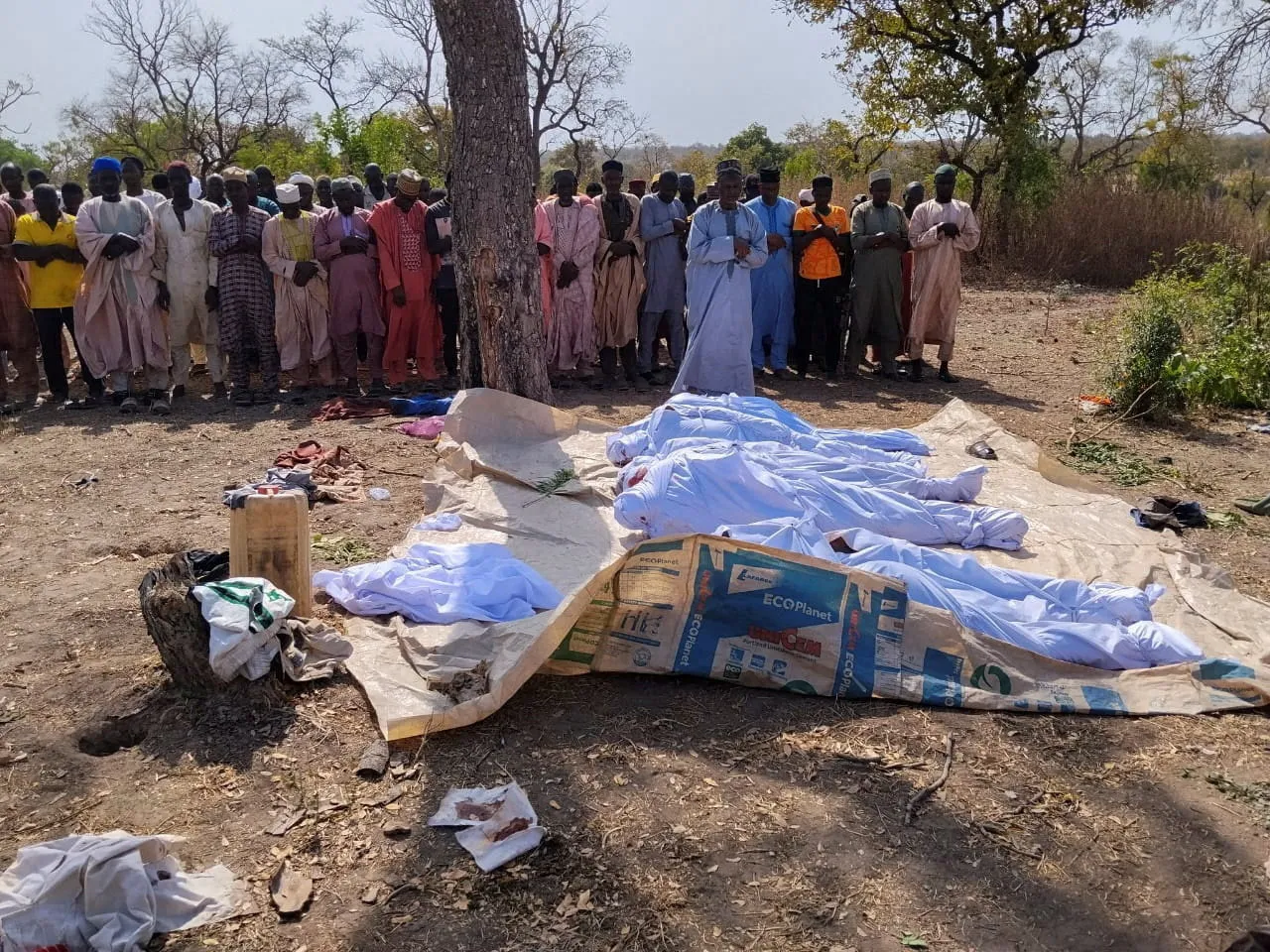 Nigeria : 50 morts dans un assaut nocturne, les survivants révèlent l’alerte précise ignorée par l’armée
