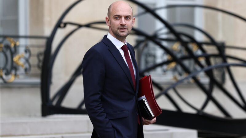 « Honte » : Donald Trump fustige la Cour suprême des États-Unis et riposte avec un nouveau taux douanier