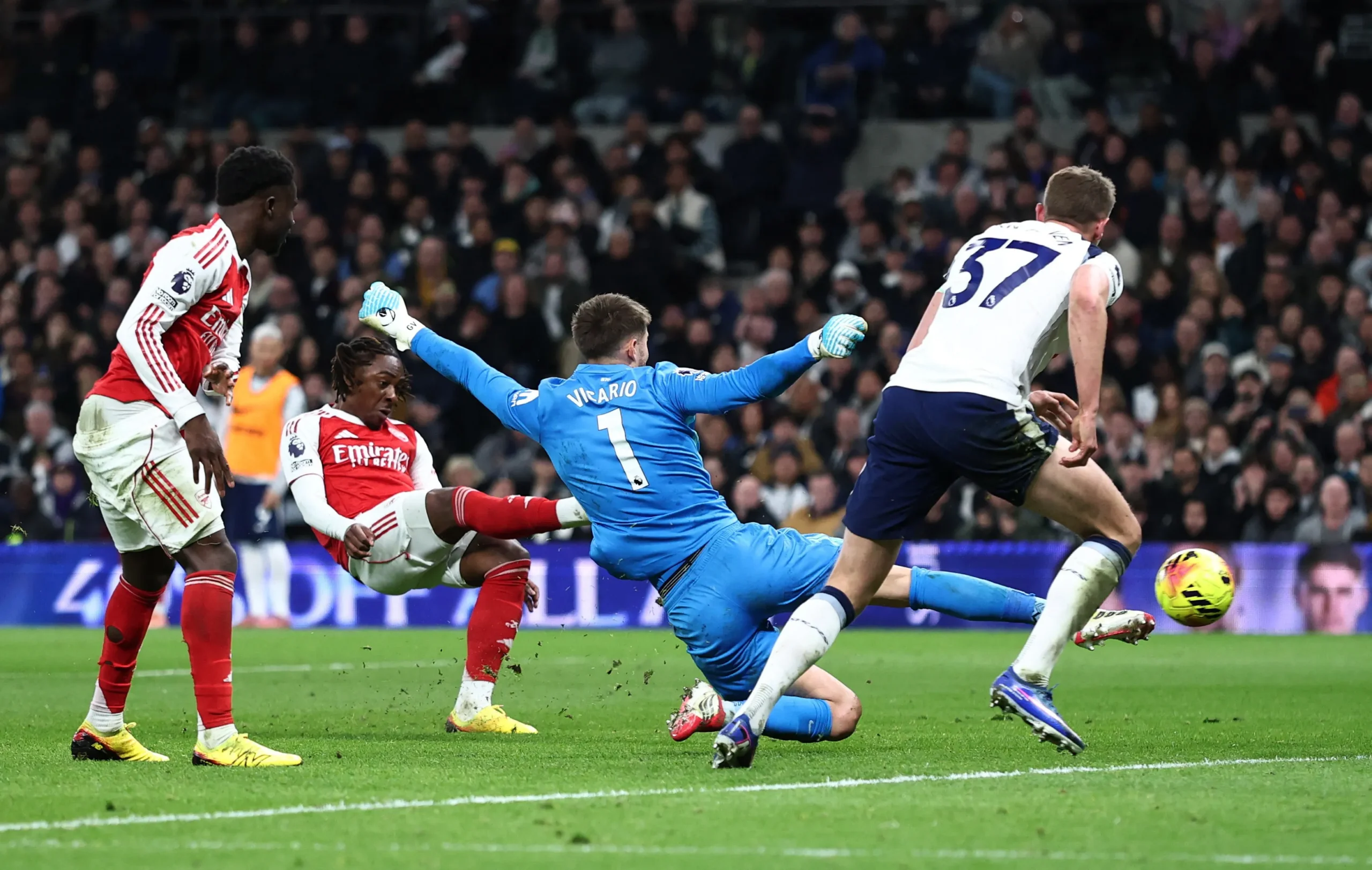 Angleterre : la recrue qui a failli rejoindre Tottenham inscrit un doublé et conforte l’avance d’Arsenal.