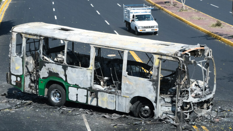 Des vols annulés et des routes bloquées au Mexique après la chute de la cible à 15 millions de dollars du FBI