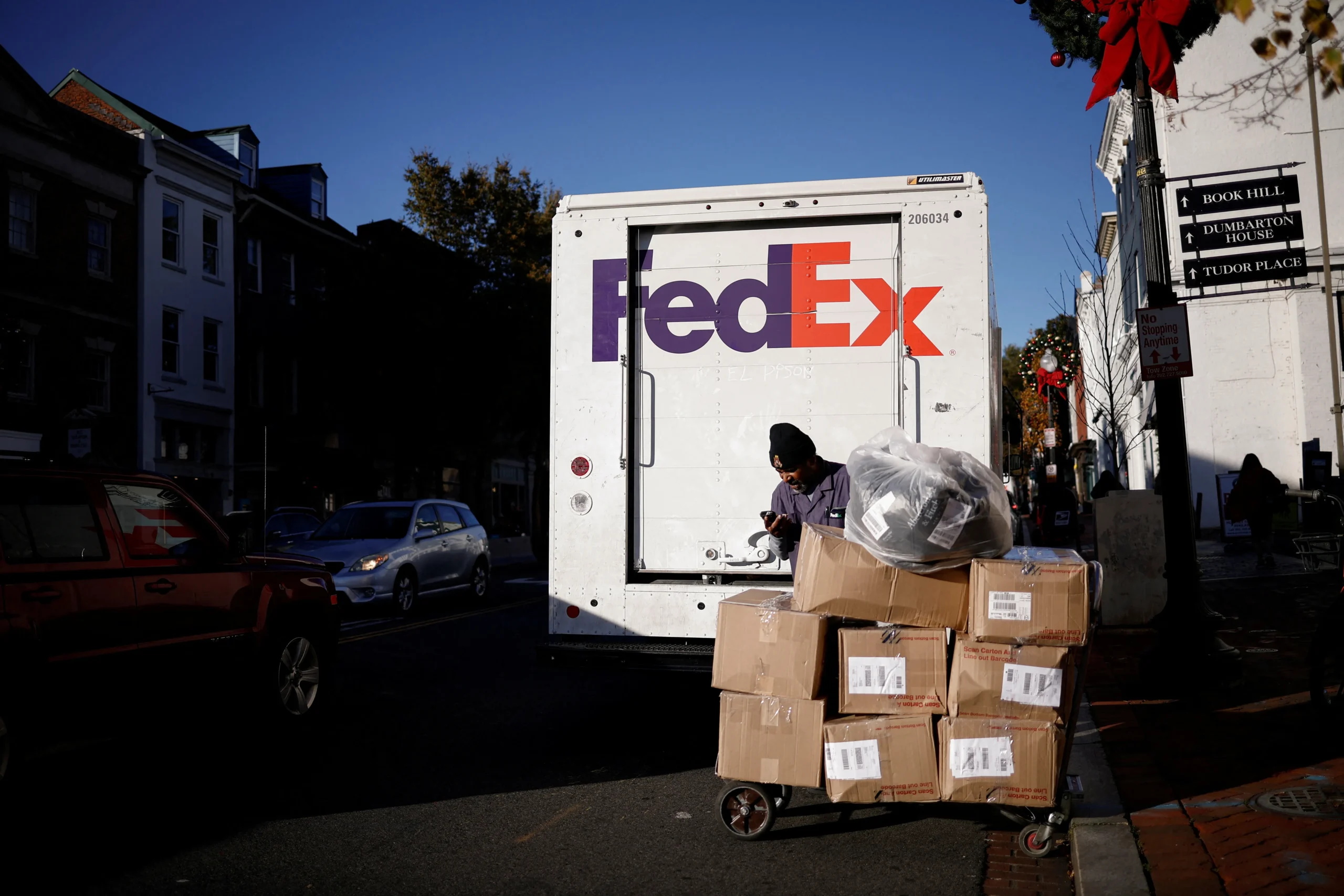 L’annulation des taxes de Donald Trump aux États-Unis pousse un géant de la logistique à exiger un remboursement massif