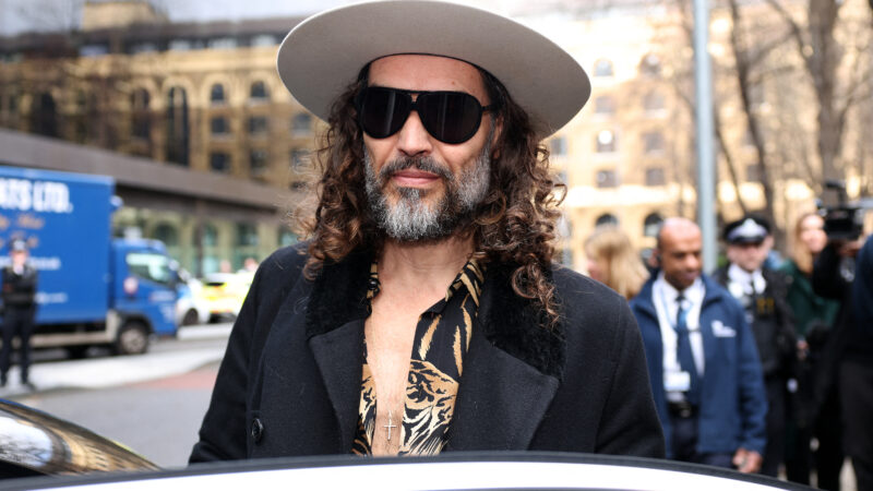 Visé par de nouvelles plaintes pour viol au Royaume-Uni, un ancien animateur star maintient sa ligne de défense