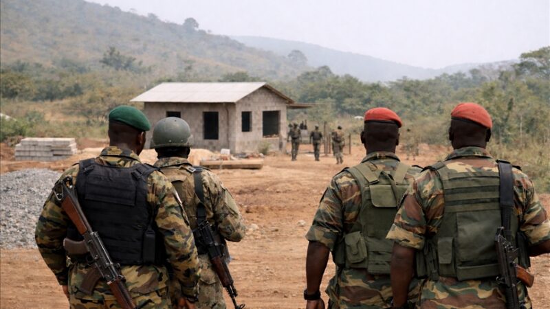 Incursion en Sierra Leone : une opération de soldats guinéens pousse Freetown à exiger des libérations immédiates.