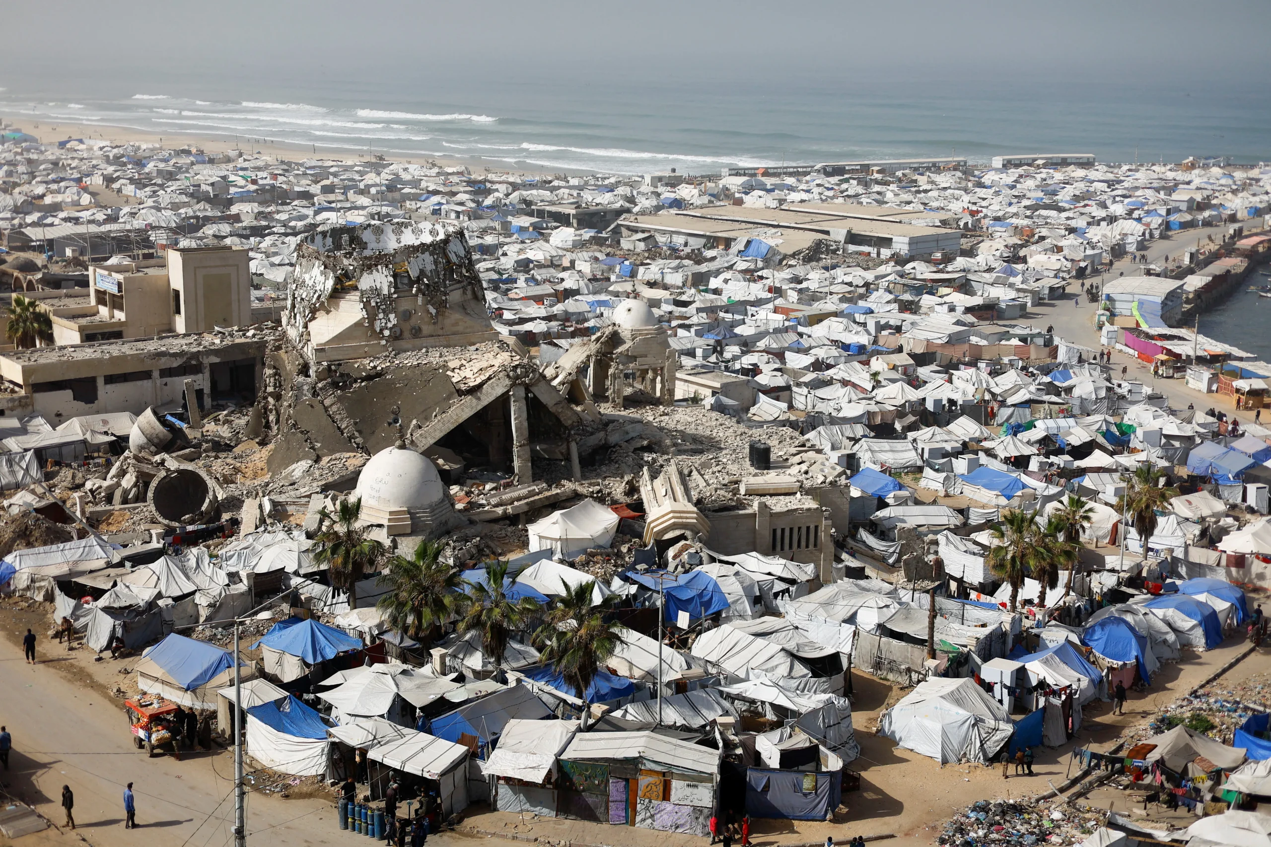 Le refus de fournir une liste exigée par Israël expose 17 ONG à une interdiction imminente d’opérer à Gaza