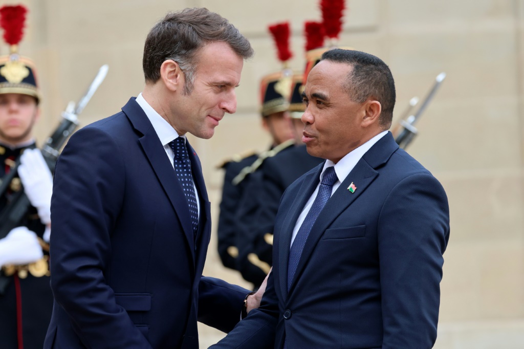 Cinq jours après Moscou, le dirigeant malgache fixe à l’Élysée les limites de son partenariat avec la France