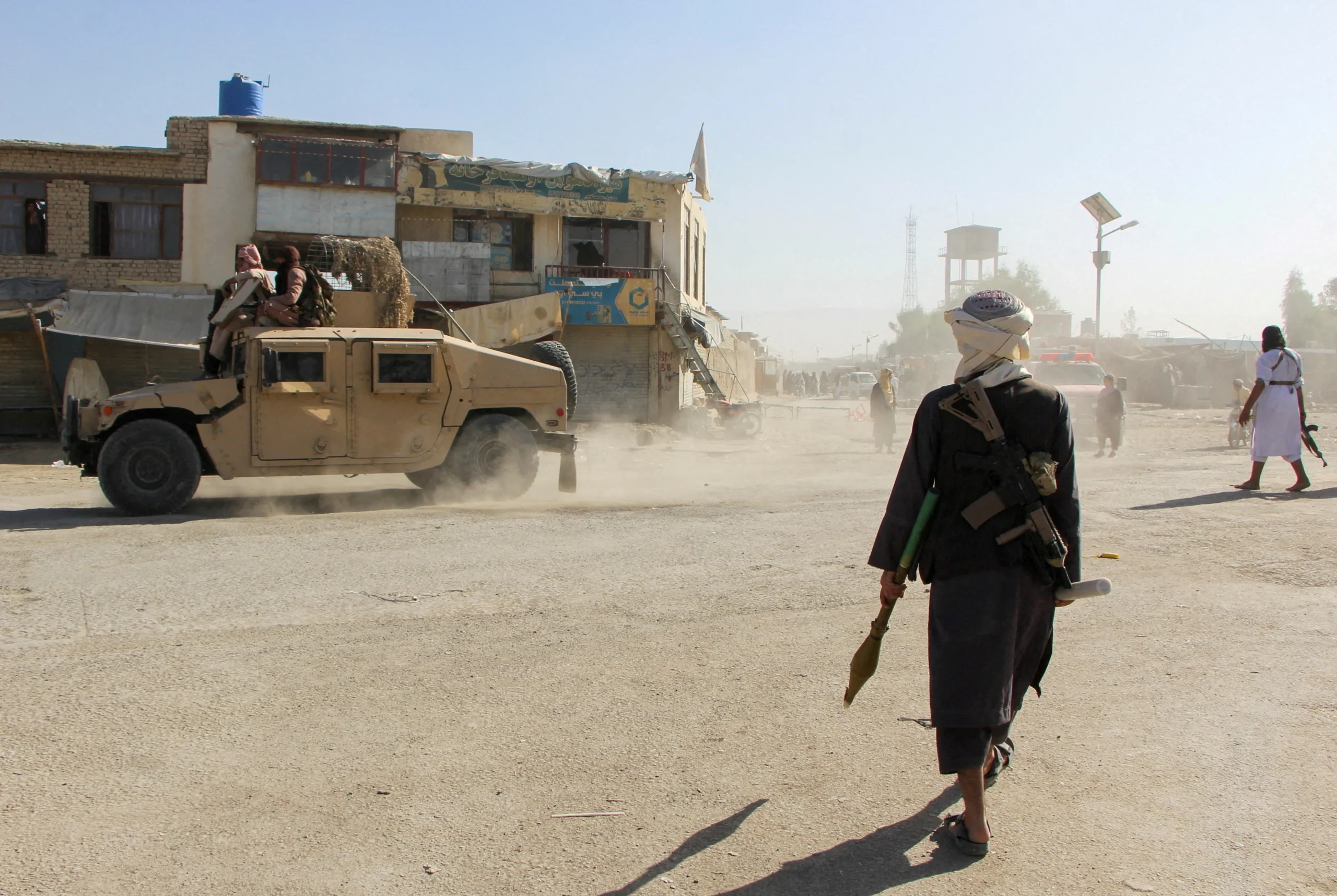15 avant-postes tombés : l’Afghanistan lance une offensive militaire d’envergure contre les positions du Pakistan