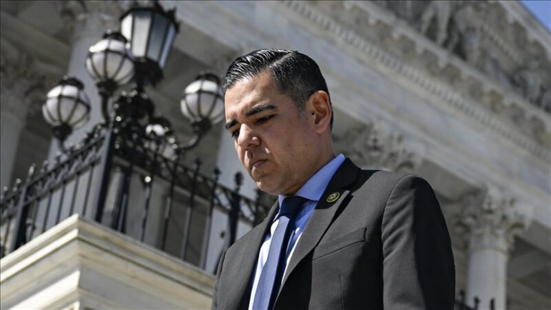 États-Unis : cité « presque plus que n&rsquo;importe qui » dans les dossiers Epstein, un ancien président ciblé par un élu