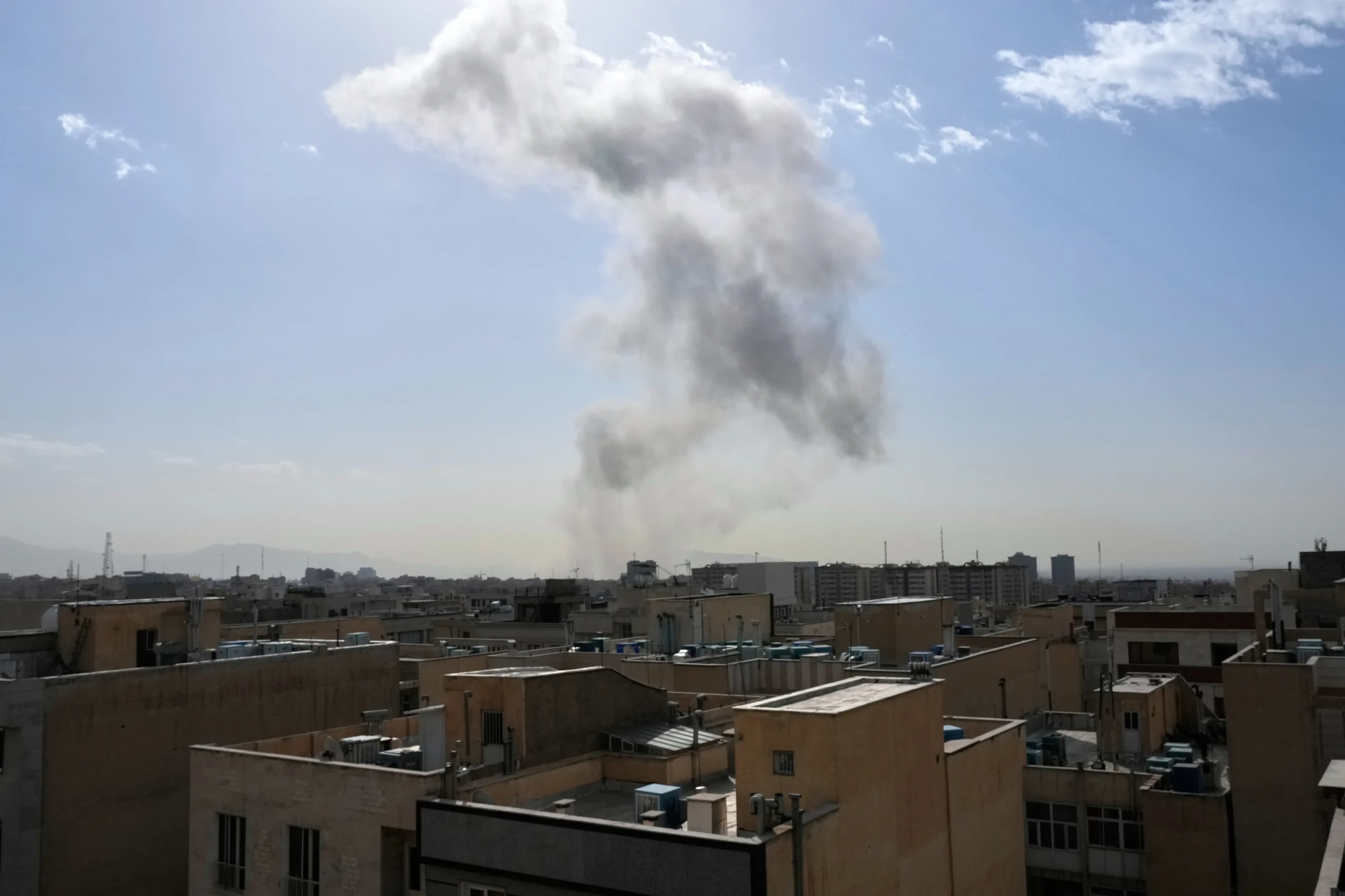 Attaque sur l’Iran : l’opération conjointe d’Israël et des États-Unis frappe près d’un haut lieu du pouvoir