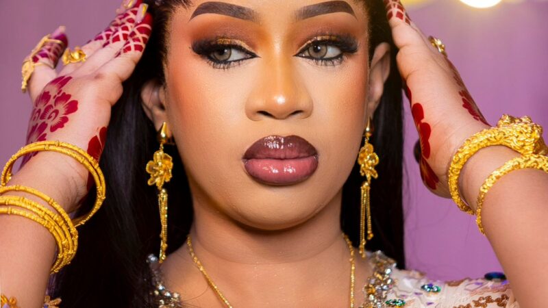 Henné délicatement dessiné, maquillage raffiné, Fatima telle une…