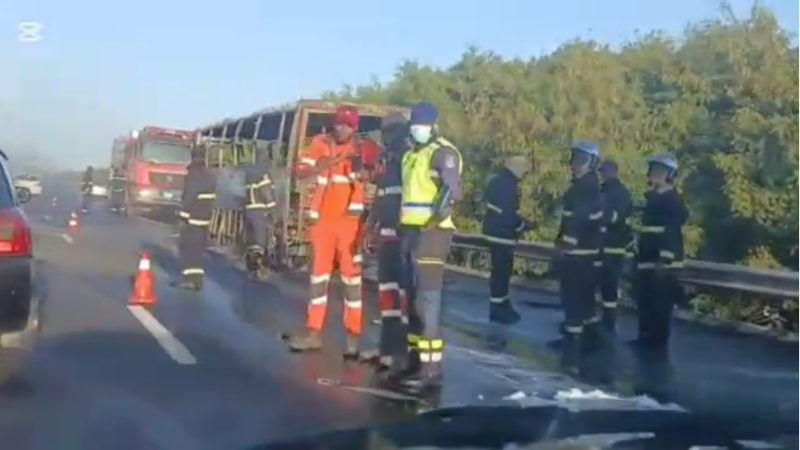Alerte Trafic: Bus en feu sur l’Autoroute de l’Avenir, Embouteillage de 2 km (Vidéo)