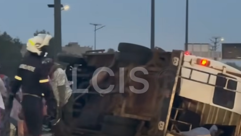 Accident sur la route : un Ndiaga Ndiaye se renverse près du péage de Thiaroye (Vidéo)