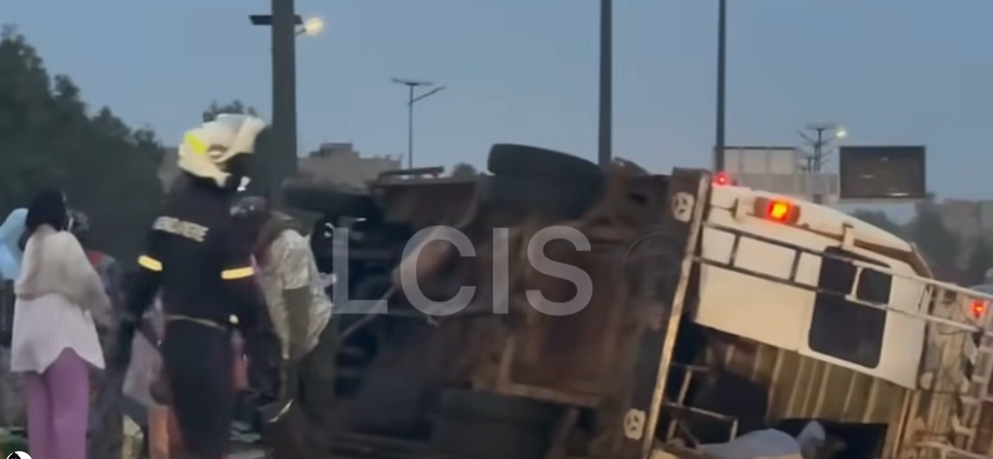 Accident sur la route : un Ndiaga Ndiaye se renverse près du péage de Thiaroye (Vidéo)
