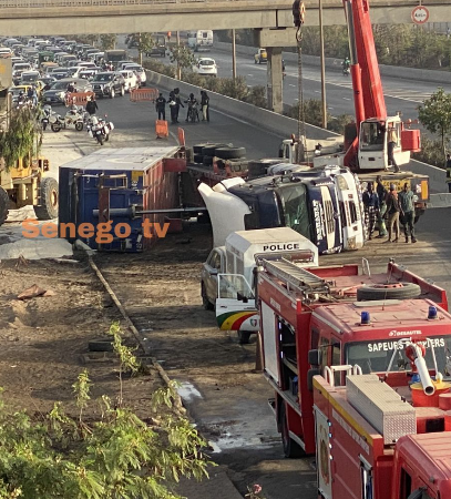 Autoroute AIBD-Dakar : Entrée Colobane, un camion de béton renversé bloque la circulation (Photos)