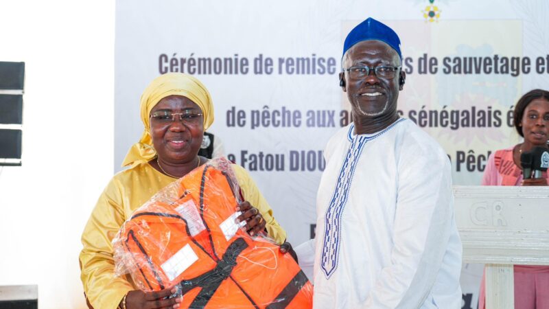Coopération maritime : Dr Fatou Diouf remet des équipements aux pêcheurs sénégalais en Gambie