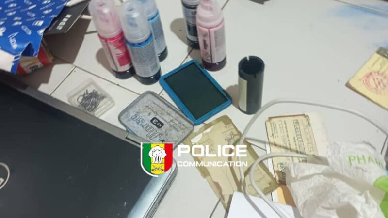 Zac Mbao : Des faussaires pris en flagrant délit avec 18 passeports contrefaits