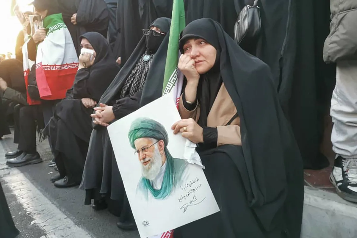 Assassinat de Khamenei en Iran : Téhéran frappe 27 bases militaires face à une communauté internationale fracturée