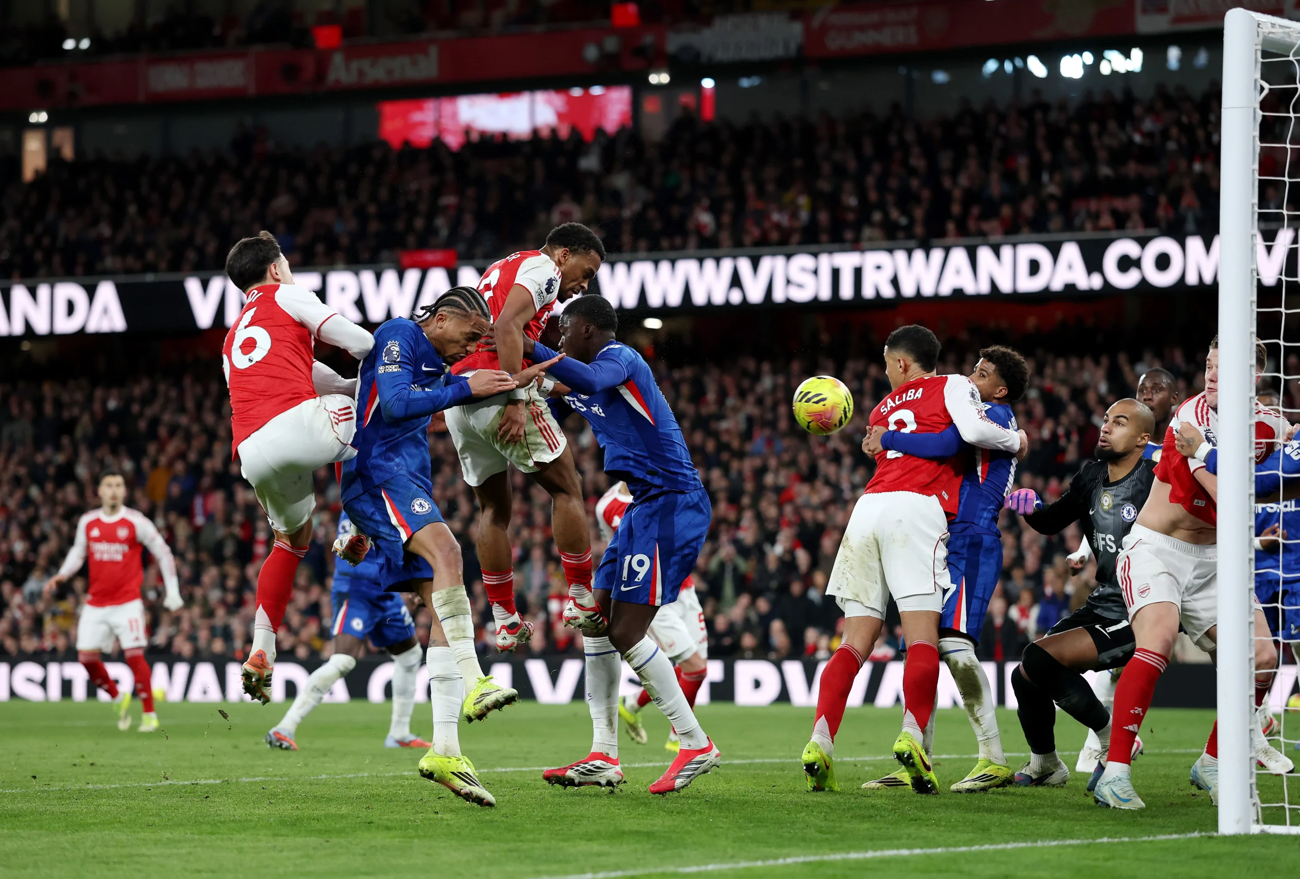 Premier League : Arsenal remporte le derby face à Chelsea en exploitant un secteur de jeu devenu sa spécialité.