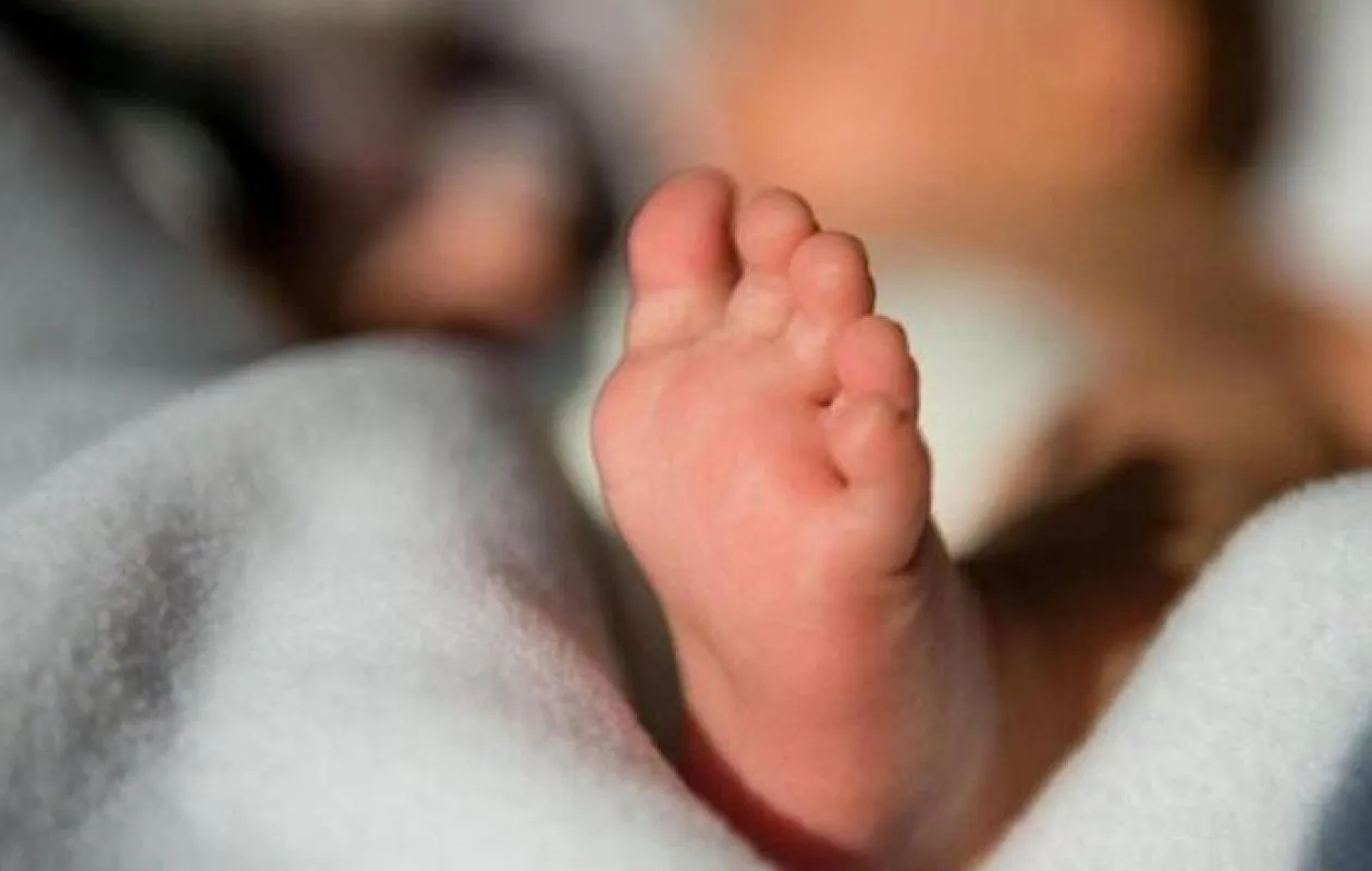 Coup de filet à Malika : le geste d’une suspecte impliquant son bébé de deux mois lors de l’irruption de la police
